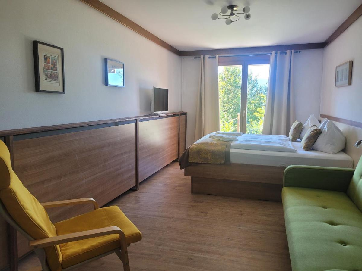 Jaeger Guesthouse Аненхайм Екстериор снимка