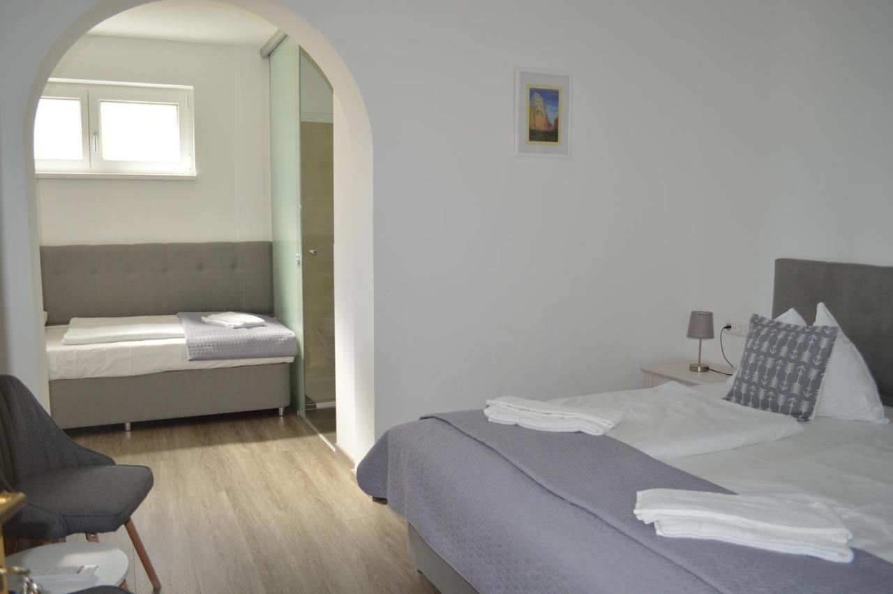 Jaeger Guesthouse Аненхайм Екстериор снимка