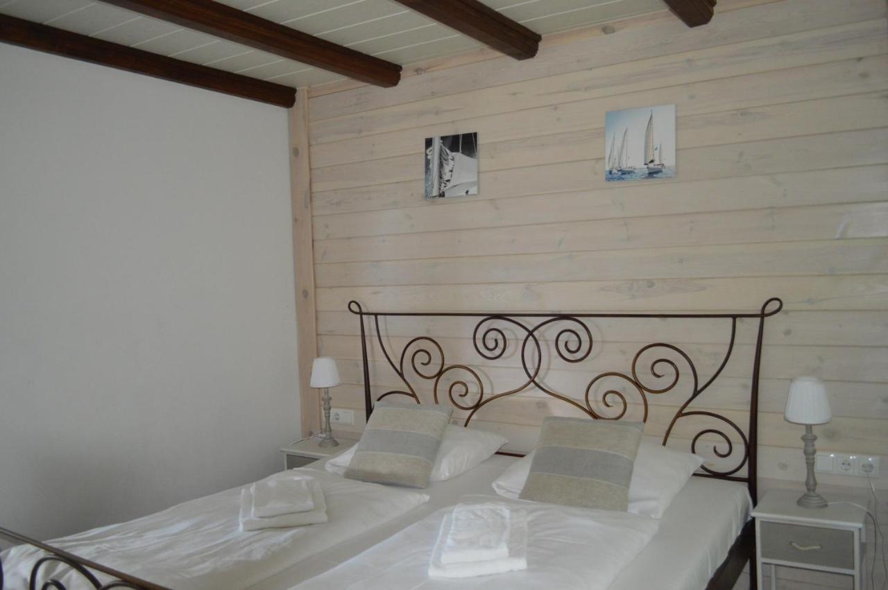Jaeger Guesthouse Аненхайм Екстериор снимка