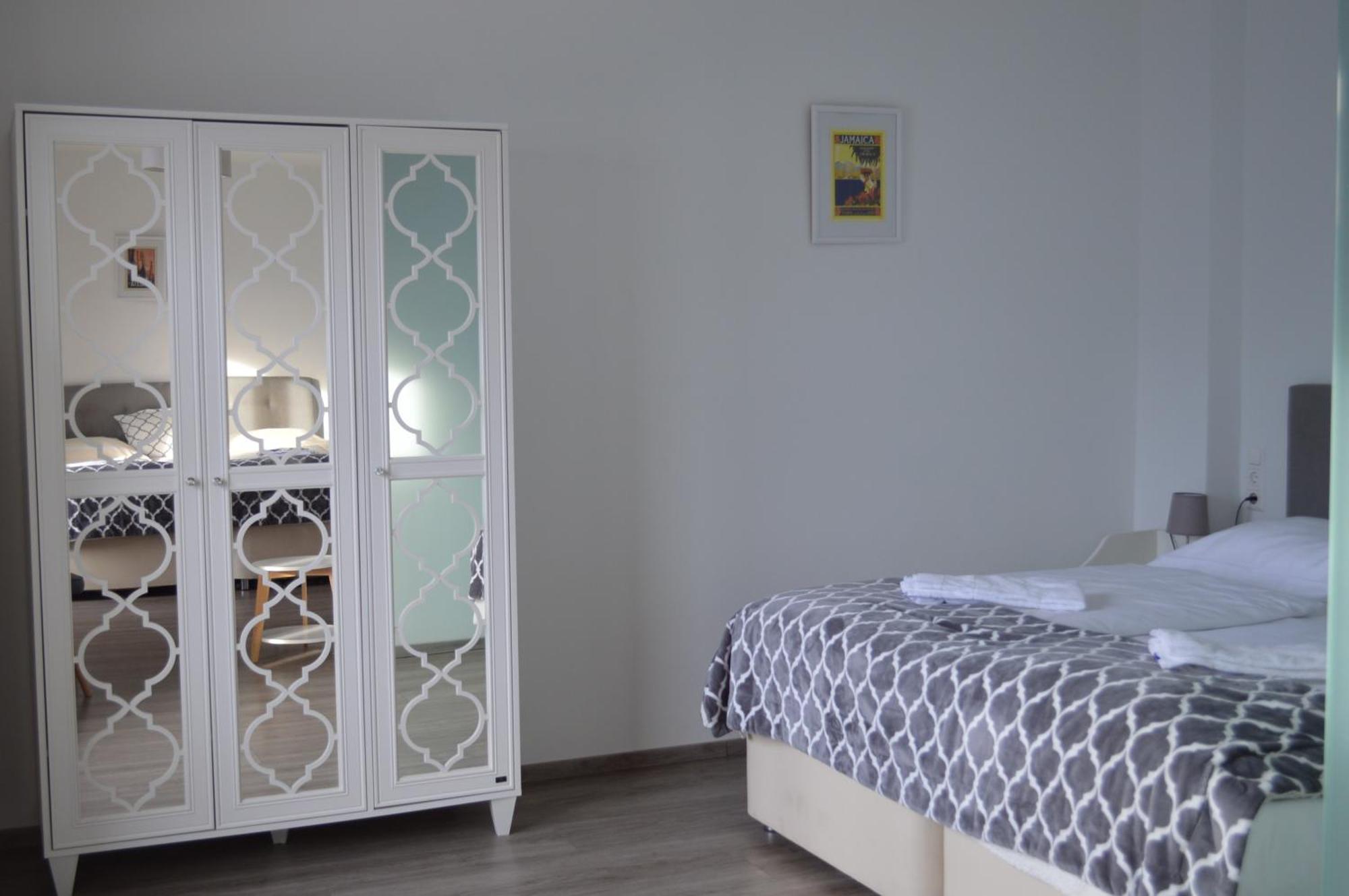 Jaeger Guesthouse Аненхайм Екстериор снимка