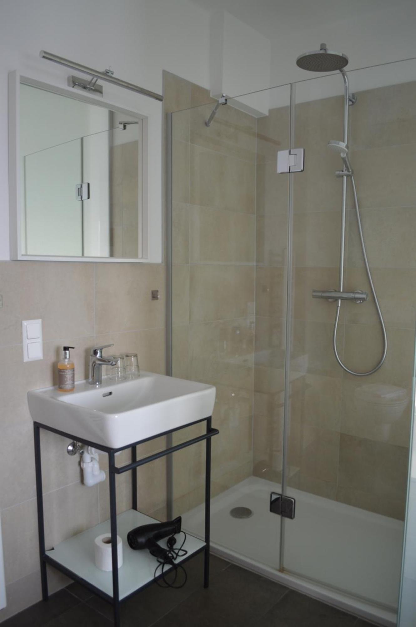 Jaeger Guesthouse Аненхайм Екстериор снимка
