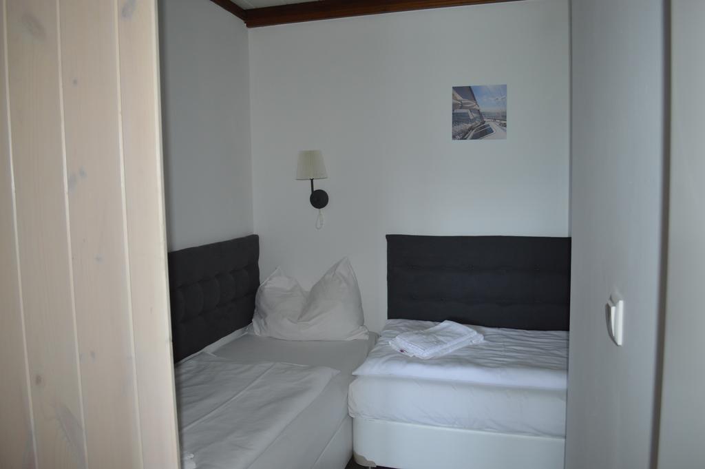 Jaeger Guesthouse Аненхайм Екстериор снимка