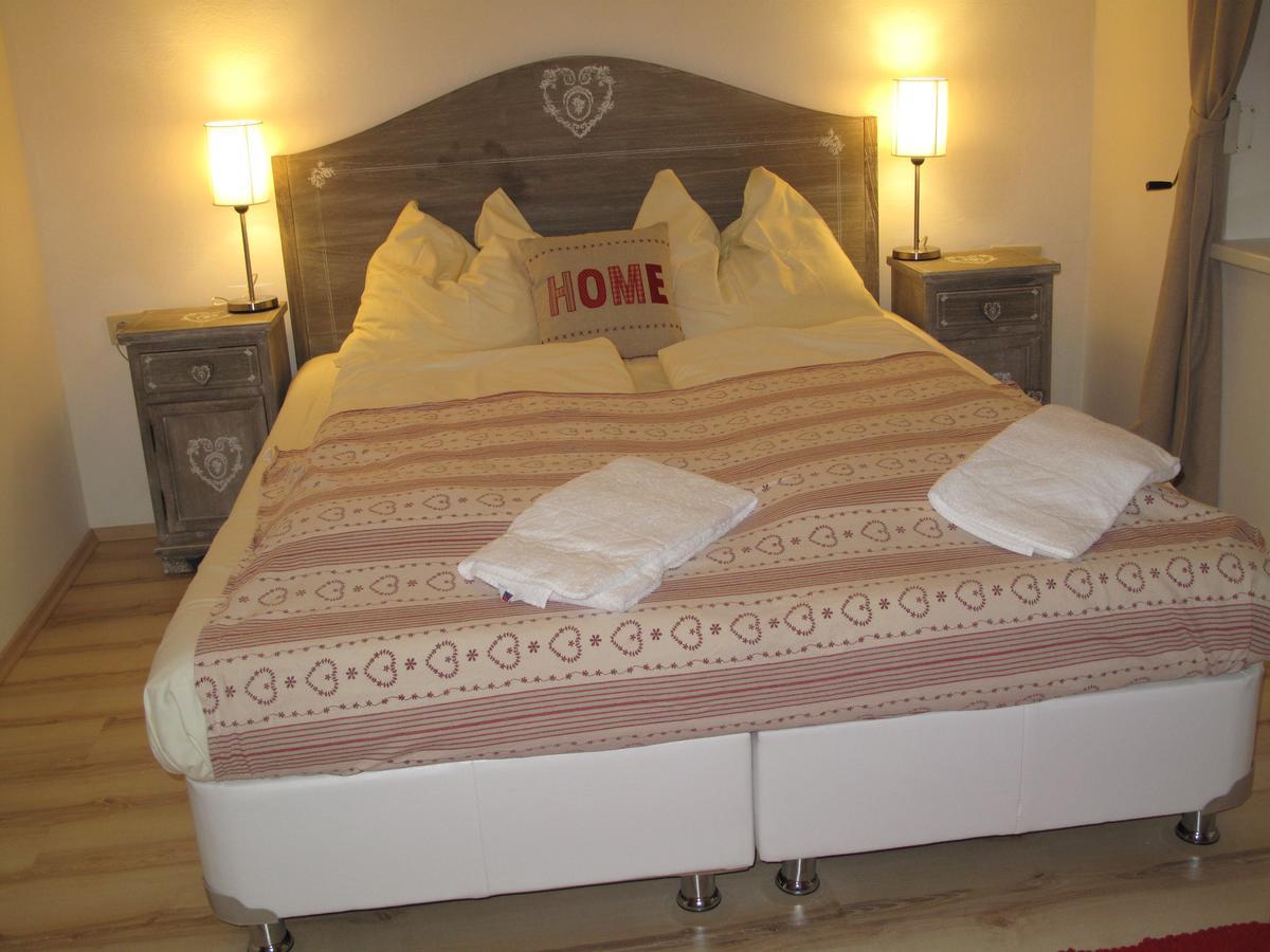Jaeger Guesthouse Аненхайм Екстериор снимка
